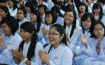 Học sinh TPHCM tựu trường ngày 15-8